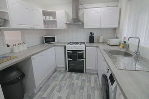 Private kitchen - 3Bed Central Flat - free parking (Royal Leamington Spa)