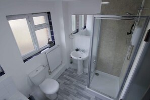 Shower - 3Bed Central Flat - free parking (Royal Leamington Spa)
