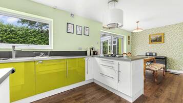Fridge, microwave, stovetop, dishwasher
