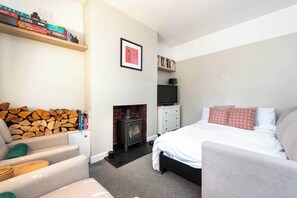 Iron/ironing board, WiFi, bed sheets - Central 2 BR Cosy House (Rugby)