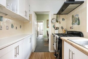 Fridge, microwave, oven, stovetop - Central 2 BR Cosy House (Rugby)
