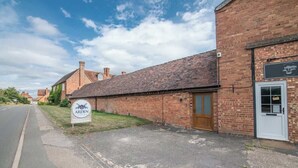 A brick building with a sign that reads 'Arden Inn.' - Charming Warwickshire Studio (Wootton Wawen)