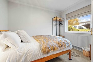 Tabla de planchar con plancha, wifi, ropa de cama