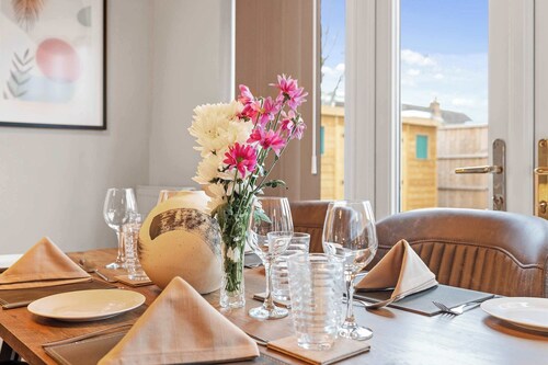 Cosy 3 Bed with Parking
