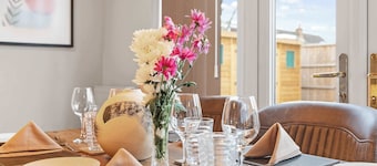 Cosy 3 Bed with Parking