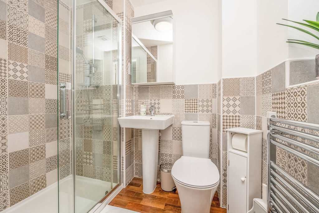Dusche, Haartrockner, Handtücher, Shampoo