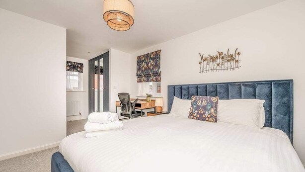 A bedroom with a large bed, a desk, and a chair. - Leamington Spa Retreat - Garden - Parking - 5 mins (Royal Leamington Spa)