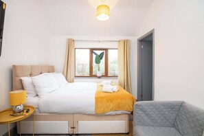 Iron/ironing board, WiFi, bed sheets - F3 Stratford Studio Flat (Stratford-Upon-Avon)