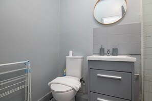 Douche, sèche-cheveux, serviettes fournies, shampoing