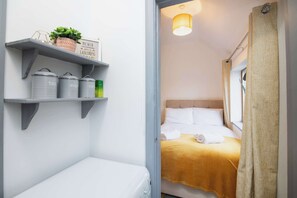 Iron/ironing board, WiFi, bed sheets - F3 Stratford Studio Flat (Stratford-Upon-Avon)