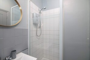 Shower, hair dryer, towels, shampoo - F3 Stratford Studio Flat (Stratford-Upon-Avon)