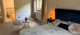Large 4 Bed with Parking