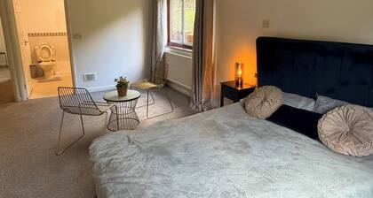 Large 4 Bed with Parking
