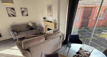 Large 4 Bed with Parking