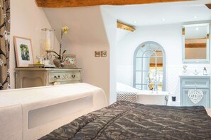 Escritorio, tabla de planchar con plancha, wifi y ropa de cama
