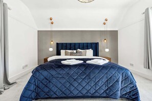 Iron/ironing board, WiFi, bed sheets - Windsor Manor: Luxury 5-bed Retreat in Solihull (Solihull)