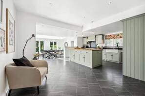Interior - Windsor Manor: Luxury 5-bed Retreat in Solihull (Solihull)