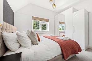 Iron/ironing board, WiFi, bed sheets - Windsor Manor: Luxury 5-bed Retreat in Solihull (Solihull)