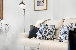 TV, offices - Windsor Manor: Luxury 5-bed Retreat in Solihull (Solihull)