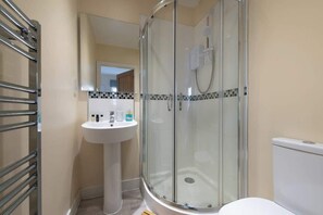 Shower, hair dryer, towels - 4 Bed Executive townhouse w/ car park (Royal Leamington Spa)