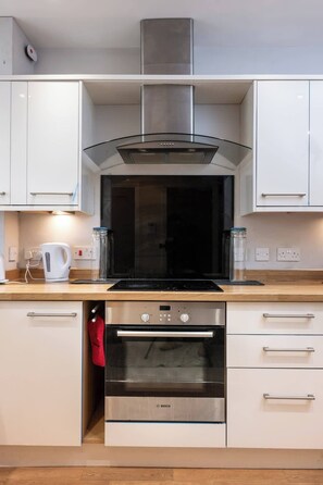 Fridge, microwave, oven, stovetop - 4 Bed Executive townhouse w/ car park (Royal Leamington Spa)