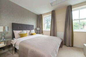 Een strijkplank/strijkijzer, wifi, beddengoed