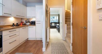 4 Bed Executive townhouse w/ car park