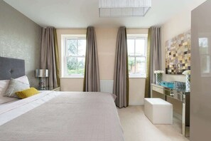 Iron/ironing board, WiFi, bed sheets - 4 Bed Executive townhouse w/ car park (Royal Leamington Spa)