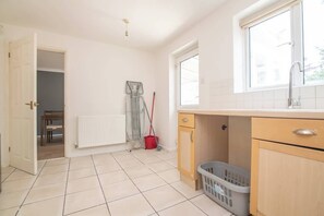 Shower, hair dryer, towels - 5 BD - Large House Oadby (Leicester)