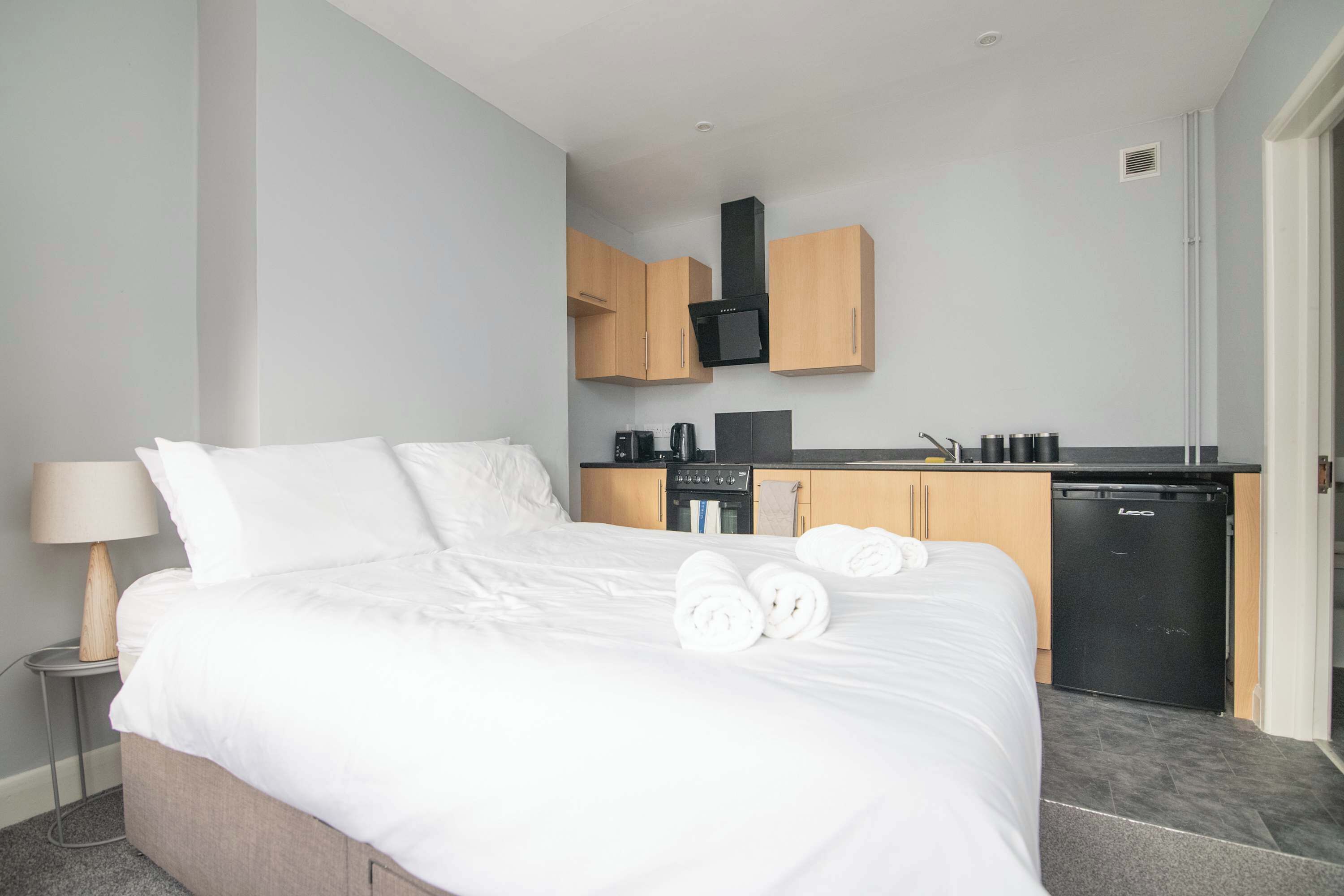 Tabla de planchar con plancha, wifi y ropa de cama 