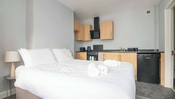 Een strijkplank/strijkijzer, wifi, beddengoed