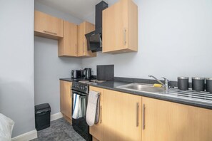 Fridge, microwave, oven, stovetop - F1 Stratford Studio Flat (Stratford-Upon-Avon)