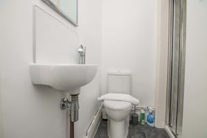 Shower, hair dryer, towels, shampoo - F1 Stratford Studio Flat (Stratford-Upon-Avon)