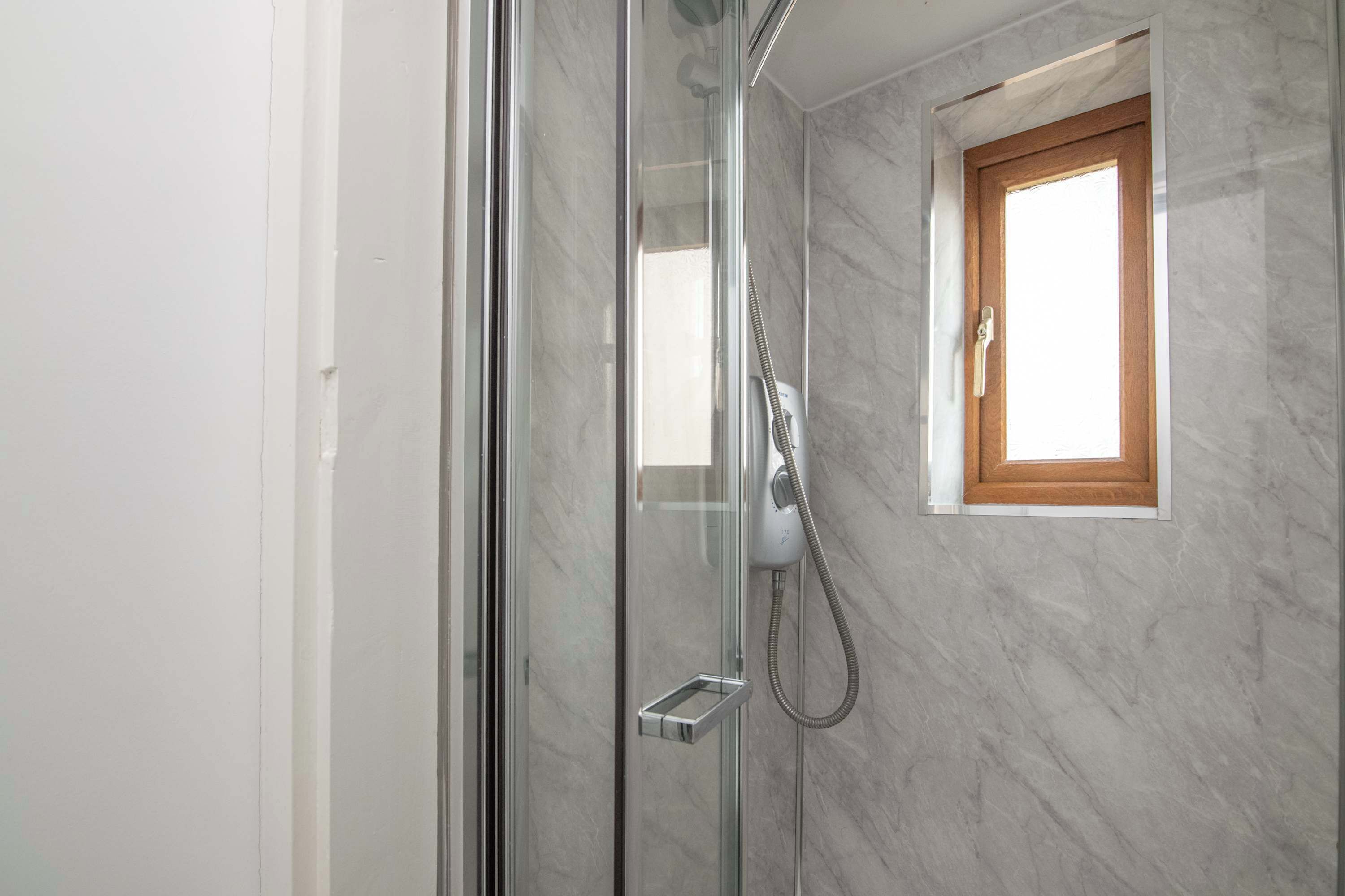 Een douche, een haardroger, handdoeken, shampoo