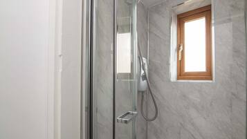Een douche, een haardroger, handdoeken, shampoo