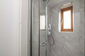 Shower, hair dryer, towels, shampoo - F1 Stratford Studio Flat (Stratford-Upon-Avon)
