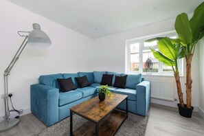 TV - Compton House - 4 Bed (Cheltenham)