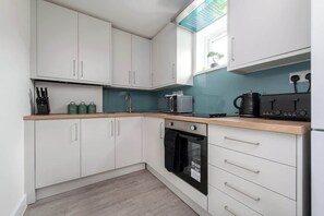 Fridge, microwave, oven, stovetop - Compton House - 4 Bed (Cheltenham)