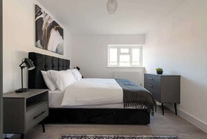 Iron/ironing board, WiFi, bed sheets - Compton House - 4 Bed (Cheltenham)
