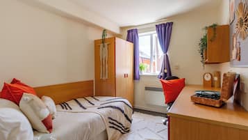 Single Room | Blackout curtains, iron/ironing board, free WiFi
