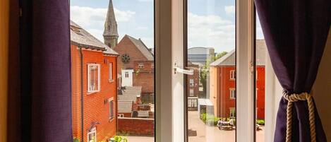 Single Room | Blackout drapes, iron/ironing board, free WiFi