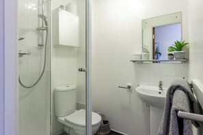 Single Room | Bathroom - For Students Only - Park Court in Lincoln - Campus Accommodation (Lincoln)