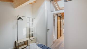 3 slaapkamers, een strijkplank/strijkijzer, wifi, beddengoed