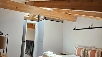 Tabla de planchar con plancha, wifi y ropa de cama