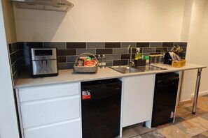 Fridge, microwave, dishwasher, electric kettle - Modern Bicester Studio Self-Contained with Parking (Bicester)