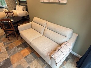 Escritorio, tabla de planchar con plancha, wifi y ropa de cama 