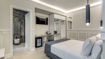 Deluxe Single Room | In-room safe, desk, laptop workspace, blackout drapes