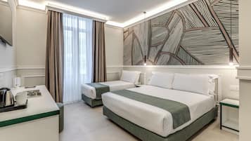 Habitación triple Deluxe | Caja de seguridad en la habitación y escritorio