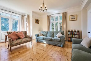 TV, fireplace, offices - Host & Stay | Lavengro (Lowestoft)