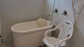 Regadera, toallas, jabón, papel de baño